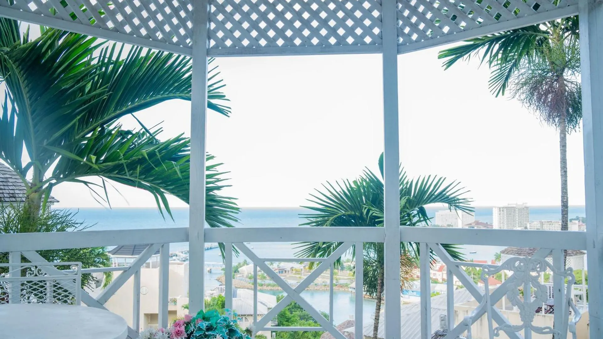 Pampered In Paradise Columbus Heights 2 Bedroom Penthouse Condo Near Ian Fleming Airport Ocho Rios 0*,  Jamaica